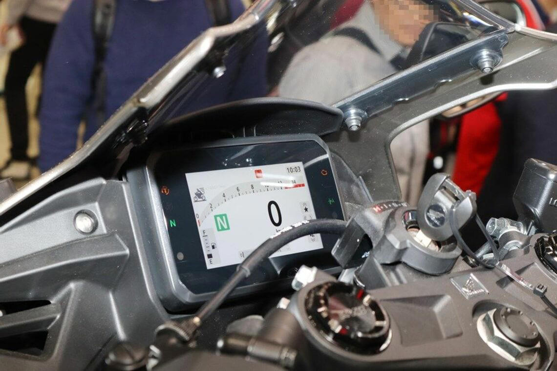 ホンダを代表するCB400SFの歴史, 新型CB400SFにまたがった印象, CBR400RフォアE-クラッチコンセプトもスタンバイ, 普通二輪免許で乗れる400ccクラスの魅力