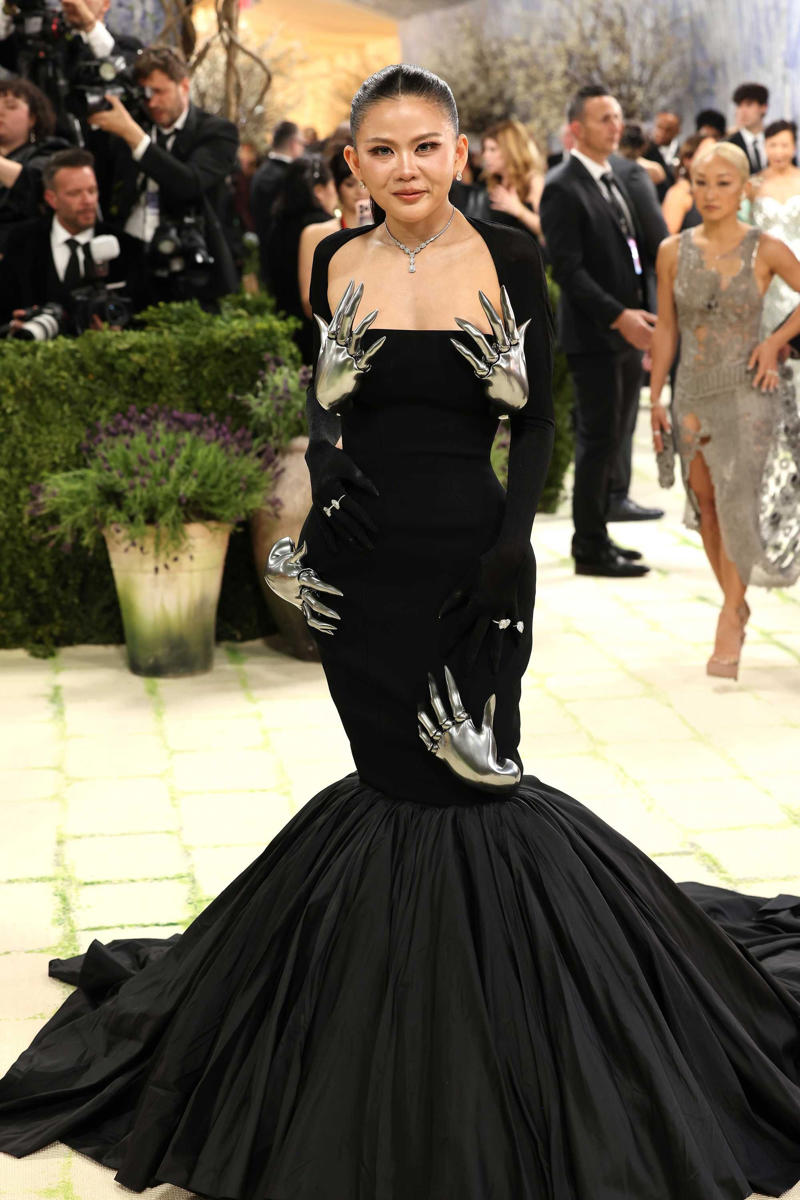 Karan Johar wearing Manish Malhotra, Emma Chamberlain wearing Mugler , Eileen Gu wearing Iris van Herpen, Kylie Jenner wearing Schiaparelli, Jeremy Pope wearing Vivienne Westwood, Lisa wearing Robert Wun , Beyoncé wearing Olivier Rousteing, KUN wearing Thom Browne, Sabine Getty wearing Ashi Studio , Anok Yai wearing Balenciaga, Naomi Osaka wearing Robert Wun , Chase Infiniti wearing Thom Browne, Nichapat Suphap wearing Robert Wun , Zoë Kravitz wearing Yves Saint Laurent