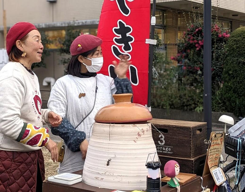 板橋区蓮根(はすね)の公園に現れる、大人も子供も集まるやさしい場, “大きな窯でじっくりと”が甘さの秘訣, 師匠は焼き芋界のカリスマ『いも子のやきいも阿佐美や』, いもかちゃんの正体は、板橋が大好きなデザイナー