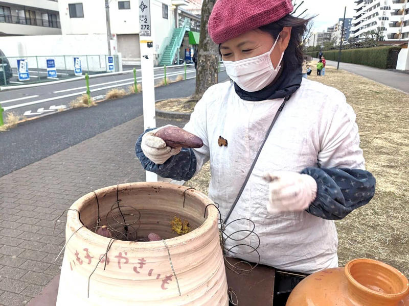 板橋区蓮根(はすね)の公園に現れる、大人も子供も集まるやさしい場, “大きな窯でじっくりと”が甘さの秘訣, 師匠は焼き芋界のカリスマ『いも子のやきいも阿佐美や』, いもかちゃんの正体は、板橋が大好きなデザイナー