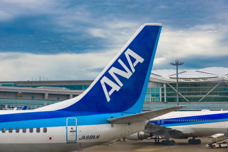【燃油サーチャージ値上げ】ANA燃油サーチャージが5月より大幅引き上げ！欧米路線は片道「5万6000円」へ, 【2026年5月1日から2026年6月30日ご購入分まで】路線別・片道あたりの燃油サーチャージ額, 【燃油サーチャージ値上げ】今回の改定における「3つ」の重要ポイント, 改定のポイント①「算出ルールの変更」による前倒し値上げ, 改定のポイント②「上限額」の引き上げ, 改定のポイント③特典航空券も対象