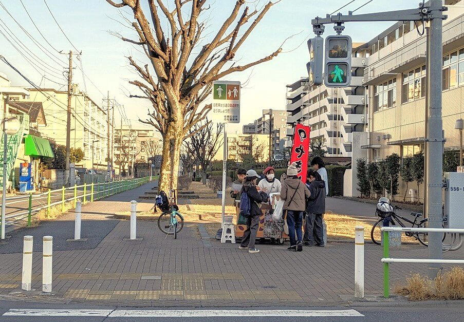 板橋区蓮根(はすね)の公園に現れる、大人も子供も集まるやさしい場, “大きな窯でじっくりと”が甘さの秘訣, 師匠は焼き芋界のカリスマ『いも子のやきいも阿佐美や』, いもかちゃんの正体は、板橋が大好きなデザイナー