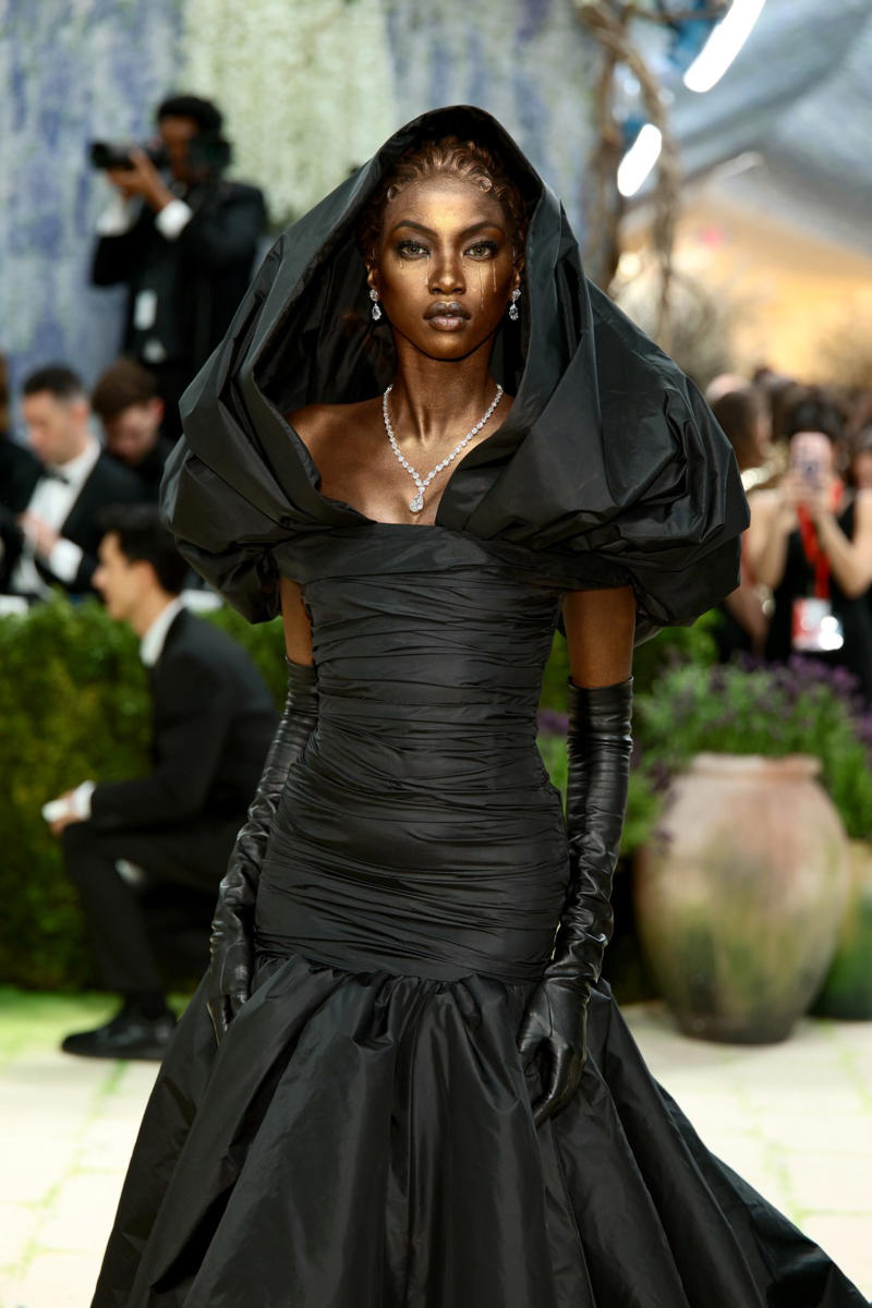 Heidi Klum, inspired by Raffaele Monti’s “Veiled Vestal“, Kendall Jenner, inspired by ‘Winged Victory of Samothrace’, Anok Yai, inspired by the “Black Madonna“, Emma Chamberlain, inspired by Van Gogh and Munch, Hunter Schafer, inspired by Gustav Klimt’s “Mäda Primavesi“, Kylie Jenner, inspired by “Venus de Milo”, Colman Domingo, inspired by Jean-Michel Basquiat‘s “Pez Dispenser”, Audrey Nuna, inspired by Jackson Pollock, Naomi Osaka, inspired by Alexander Calder