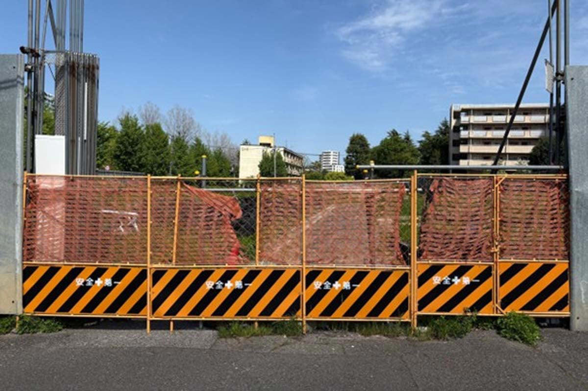 軍事施設から巨大団地への変遷と地下鉄延伸計画, 住民の反対運動による計画断念と開業の20年遅延, 加速する高齢化と「陸の孤島」としての現実, 老朽化が進む商店街と朽ちゆくインフラの現状, 残された名店と地下鉄未開通による多大な損失, 大手スーパー進出を核とした再開発への期待, バス路線のブランディングと新線構想の展望