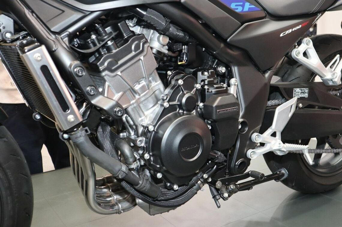ホンダを代表するCB400SFの歴史, 新型CB400SFにまたがった印象, CBR400RフォアE-クラッチコンセプトもスタンバイ, 普通二輪免許で乗れる400ccクラスの魅力