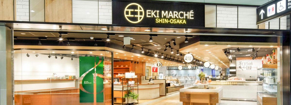 エキマルシェ新大阪が全館リニューアルへ, 段階的閉店のスケジュールと対象店舗, 2026年5月31日：第1弾閉店（りくろーおじさん等）, 2026年6月8日：第2弾閉店（アントレマルシェ）, 2026年8月16日：第3弾閉店（551蓬莱、くくる等）, 8月17日以降も営業を継続する店舗, 継続営業・仮設店舗のラインナップ, お土産購入の「新大阪駅ルーティン」に変化