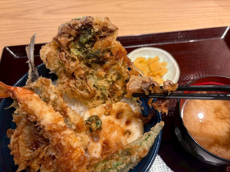 【1】磯の香り×魚介の旨みが大爆発！初夏の贅沢「海かぜ天丼」, 富山県産「ほたるいか」×三重県産「あおさ海苔」の絶品かき揚げ, 鳥取県境港産「鯵」や国産野菜が彩りと食感をプラス！, 【2】ガツンと沁みる甘辛だれ！「たれづけあじわい天丼」, 見逃し厳禁！匂いが残りにくい新感覚の単品天ぷら「レディガーリック」
