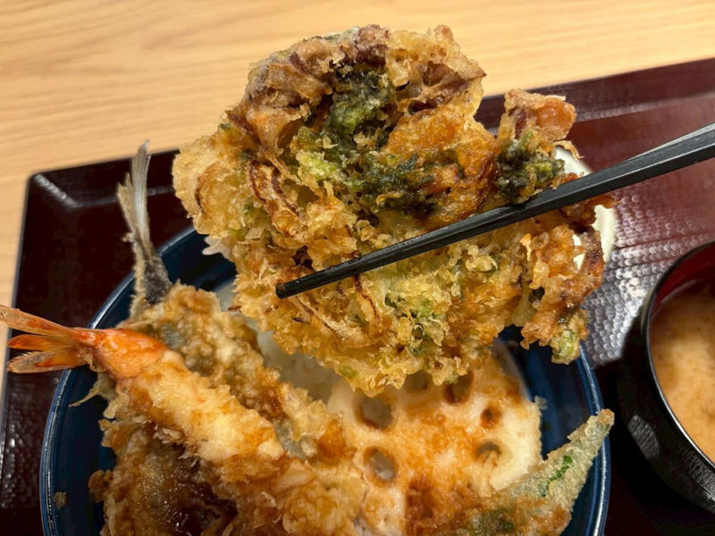 【1】磯の香り×魚介の旨みが大爆発！初夏の贅沢「海かぜ天丼」, 富山県産「ほたるいか」×三重県産「あおさ海苔」の絶品かき揚げ, 鳥取県境港産「鯵」や国産野菜が彩りと食感をプラス！, 【2】ガツンと沁みる甘辛だれ！「たれづけあじわい天丼」, 見逃し厳禁！匂いが残りにくい新感覚の単品天ぷら「レディガーリック」