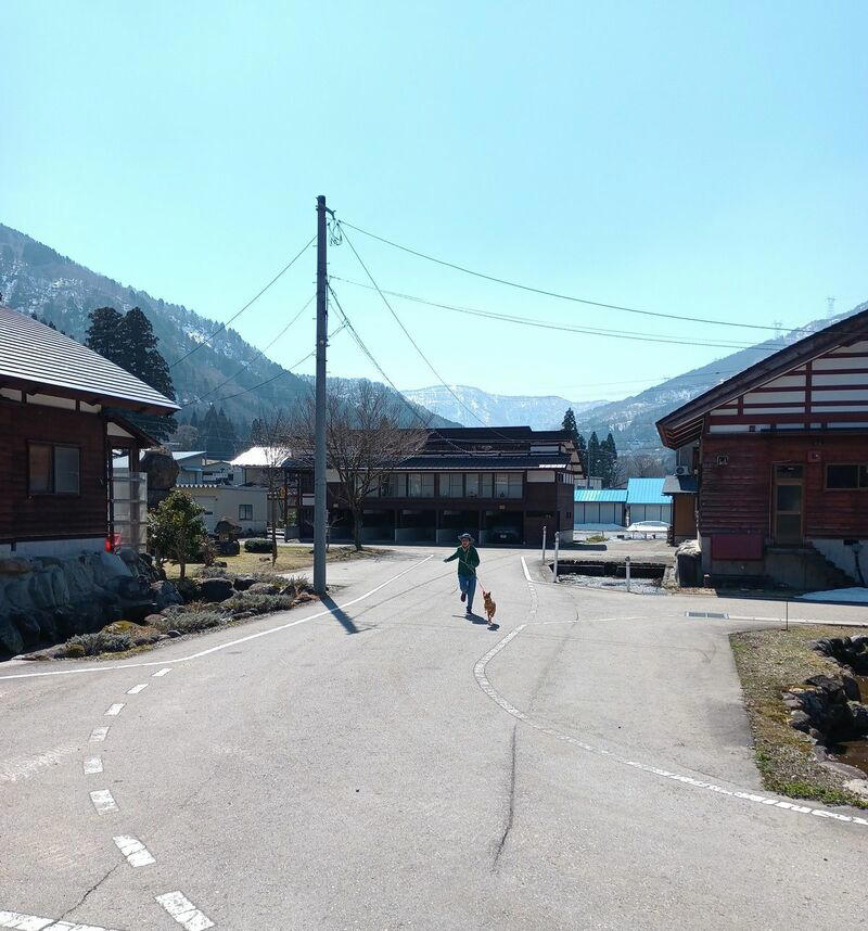 東京と富山を行き来し、仕事や介護の日々, 「素敵すぎる家」を見つけ、2棟購入, 1年間は腰を据えて富山で暮らした, 2棟目の建物を宿泊所に, 五箇山への移住にかかる費用は現実的だった, 外国人観光客を受け入れたい