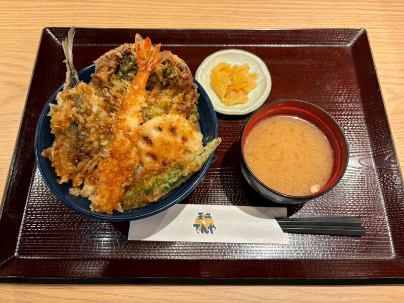 【1】磯の香り×魚介の旨みが大爆発！初夏の贅沢「海かぜ天丼」, 富山県産「ほたるいか」×三重県産「あおさ海苔」の絶品かき揚げ, 鳥取県境港産「鯵」や国産野菜が彩りと食感をプラス！, 【2】ガツンと沁みる甘辛だれ！「たれづけあじわい天丼」, 見逃し厳禁！匂いが残りにくい新感覚の単品天ぷら「レディガーリック」