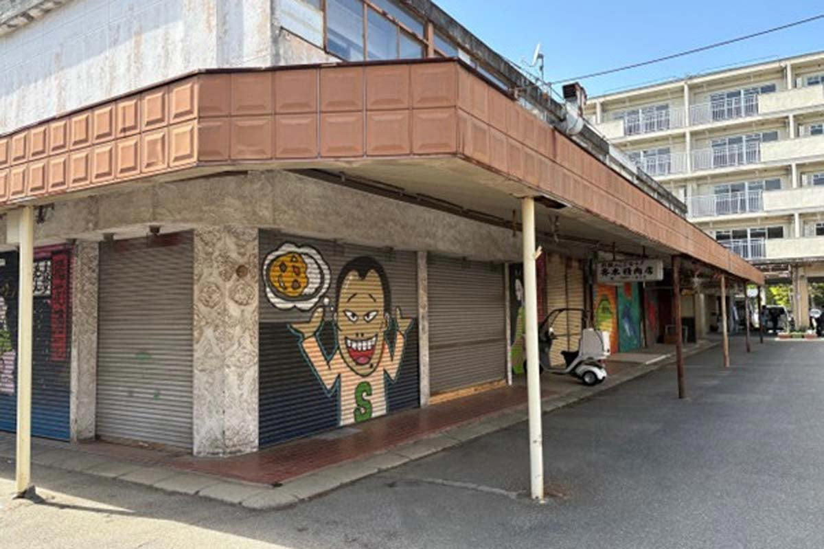 軍事施設から巨大団地への変遷と地下鉄延伸計画, 住民の反対運動による計画断念と開業の20年遅延, 加速する高齢化と「陸の孤島」としての現実, 老朽化が進む商店街と朽ちゆくインフラの現状, 残された名店と地下鉄未開通による多大な損失, 大手スーパー進出を核とした再開発への期待, バス路線のブランディングと新線構想の展望