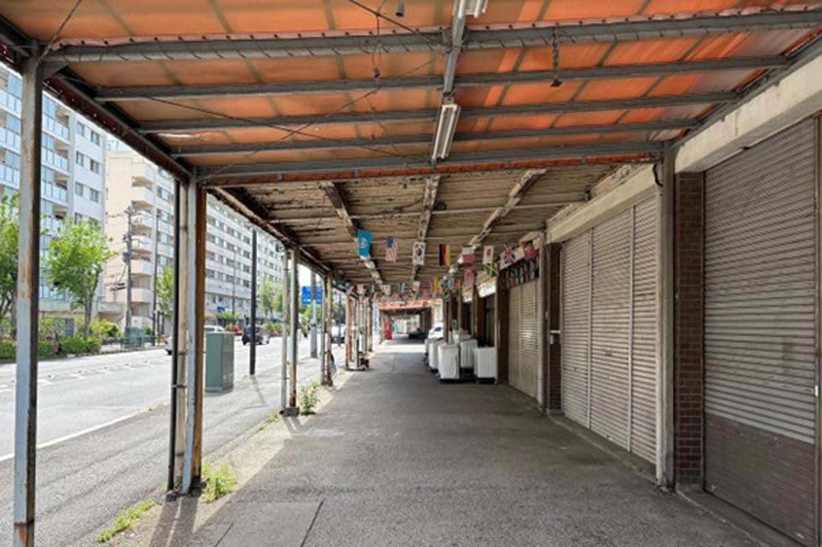 軍事施設から巨大団地への変遷と地下鉄延伸計画, 住民の反対運動による計画断念と開業の20年遅延, 加速する高齢化と「陸の孤島」としての現実, 老朽化が進む商店街と朽ちゆくインフラの現状, 残された名店と地下鉄未開通による多大な損失, 大手スーパー進出を核とした再開発への期待, バス路線のブランディングと新線構想の展望