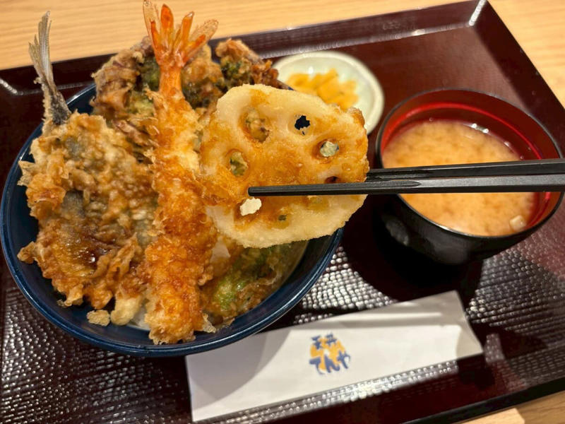【1】磯の香り×魚介の旨みが大爆発！初夏の贅沢「海かぜ天丼」, 富山県産「ほたるいか」×三重県産「あおさ海苔」の絶品かき揚げ, 鳥取県境港産「鯵」や国産野菜が彩りと食感をプラス！, 【2】ガツンと沁みる甘辛だれ！「たれづけあじわい天丼」, 見逃し厳禁！匂いが残りにくい新感覚の単品天ぷら「レディガーリック」