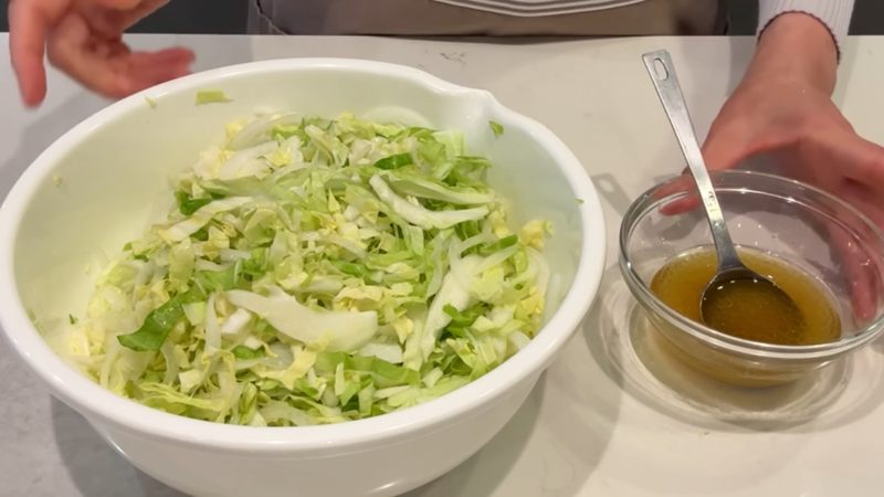 教えてくれたのは……管理栄養士・関口絢子さん, 旬の食材で食べやすい一品に, 「新玉ねぎと春キャベツのマリネ」の作り方, アレンジも楽しめる