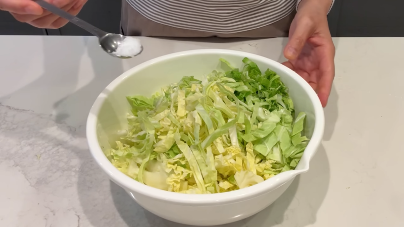 教えてくれたのは……管理栄養士・関口絢子さん, 旬の食材で食べやすい一品に, 「新玉ねぎと春キャベツのマリネ」の作り方, アレンジも楽しめる