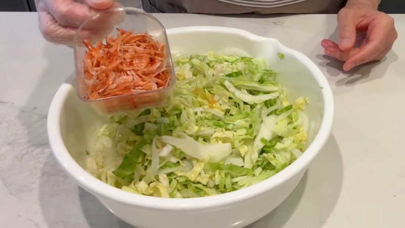 教えてくれたのは……管理栄養士・関口絢子さん, 旬の食材で食べやすい一品に, 「新玉ねぎと春キャベツのマリネ」の作り方, アレンジも楽しめる