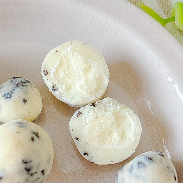 食べやすい、ひと口サイズのチョコレート。, チョコとは思えないひんやり感に驚きました。, 新感覚おやつとして、SNSでも話題になっています。, 持ち歩きおやつにもちょうどいいです。