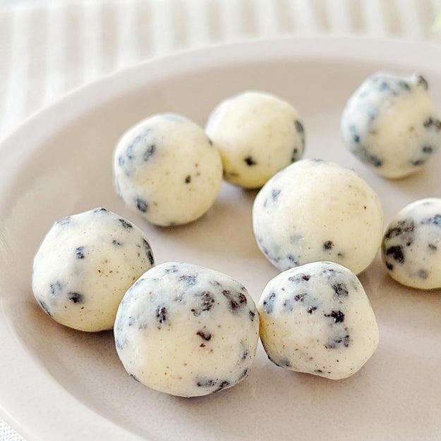 食べやすい、ひと口サイズのチョコレート。, チョコとは思えないひんやり感に驚きました。, 新感覚おやつとして、SNSでも話題になっています。, 持ち歩きおやつにもちょうどいいです。