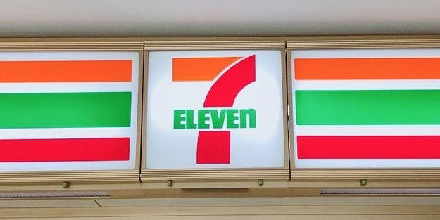 食べやすい、ひと口サイズのチョコレート。, チョコとは思えないひんやり感に驚きました。, 新感覚おやつとして、SNSでも話題になっています。, 持ち歩きおやつにもちょうどいいです。