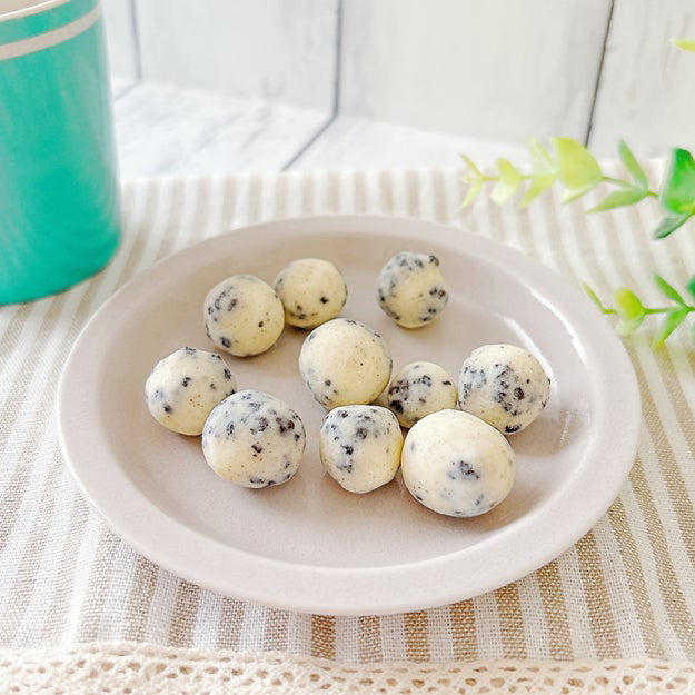 食べやすい、ひと口サイズのチョコレート。, チョコとは思えないひんやり感に驚きました。, 新感覚おやつとして、SNSでも話題になっています。, 持ち歩きおやつにもちょうどいいです。