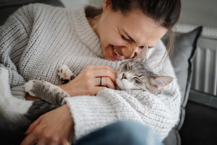 猫の飼い主がやってはいけない『絶対NG行為』6選, 1.無理に抱っこや接触をする, 2.大きな音や急な動きを繰り返す, 3.トイレ環境を清潔に保たない, 4.食事内容や回数を頻繁に変える, 5.叱る・体罰を与える, 6.長時間の放置や無関心, NG行為が引き起こす可能性のあるトラブル, 愛猫と良い関係を築くための接し方