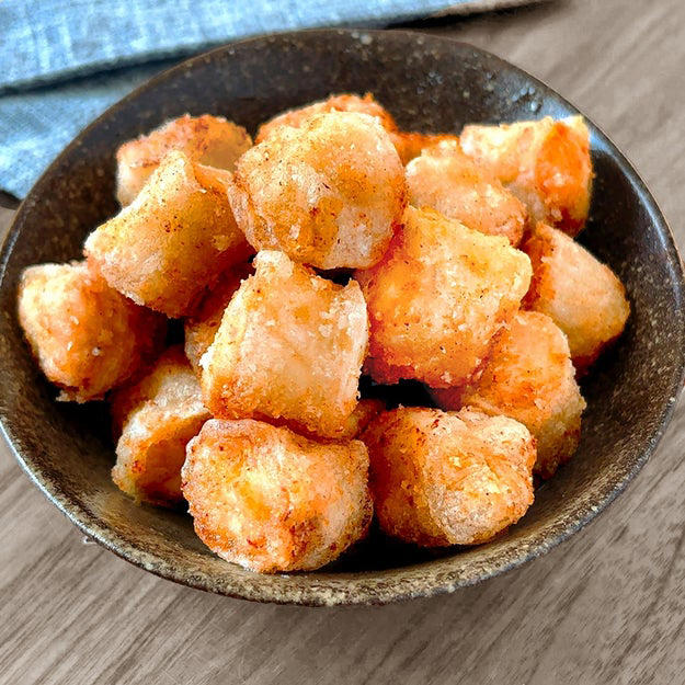 ザクザクライスペーパーチキン, 作り方：① ボウルにスティック状に切った鶏むね肉と【A】を入れて10分置く。, ② ライスペーパーをさっと水でぬらし、水気を切った①をのせて巻く。同様に残りも巻き、全部で4本作ったら一口大に切る。, ③ フライパンにサラダ油を引いて中火に熱する。片栗粉をまぶした②を入れてカリッとするまで焼いたら、完成！, 鶏むね肉、焼いただけなのにザックザク！！
