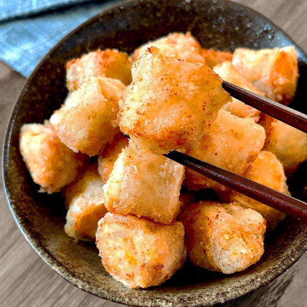 ザクザクライスペーパーチキン, 作り方：① ボウルにスティック状に切った鶏むね肉と【A】を入れて10分置く。, ② ライスペーパーをさっと水でぬらし、水気を切った①をのせて巻く。同様に残りも巻き、全部で4本作ったら一口大に切る。, ③ フライパンにサラダ油を引いて中火に熱する。片栗粉をまぶした②を入れてカリッとするまで焼いたら、完成！, 鶏むね肉、焼いただけなのにザックザク！！