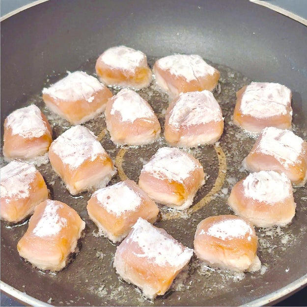 ザクザクライスペーパーチキン, 作り方：① ボウルにスティック状に切った鶏むね肉と【A】を入れて10分置く。, ② ライスペーパーをさっと水でぬらし、水気を切った①をのせて巻く。同様に残りも巻き、全部で4本作ったら一口大に切る。, ③ フライパンにサラダ油を引いて中火に熱する。片栗粉をまぶした②を入れてカリッとするまで焼いたら、完成！, 鶏むね肉、焼いただけなのにザックザク！！
