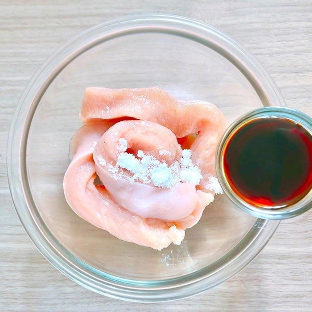 ザクザクライスペーパーチキン, 作り方：① ボウルにスティック状に切った鶏むね肉と【A】を入れて10分置く。, ② ライスペーパーをさっと水でぬらし、水気を切った①をのせて巻く。同様に残りも巻き、全部で4本作ったら一口大に切る。, ③ フライパンにサラダ油を引いて中火に熱する。片栗粉をまぶした②を入れてカリッとするまで焼いたら、完成！, 鶏むね肉、焼いただけなのにザックザク！！