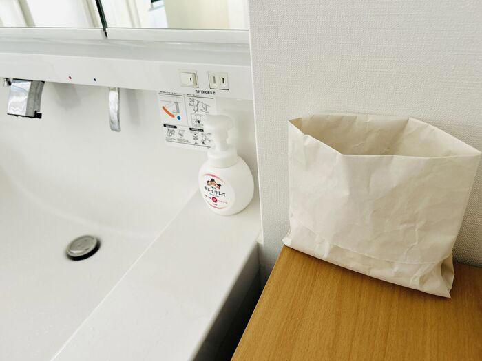 ただ折るだけ！作り方はコチラ, いろいろな場所で活用できる！, キッチンで生ごみ入れに, トイレで衛生用品用ゴミ箱に, 洗面所の仮置きゴミ箱に, 子どもの机に置いて消しカス入れに