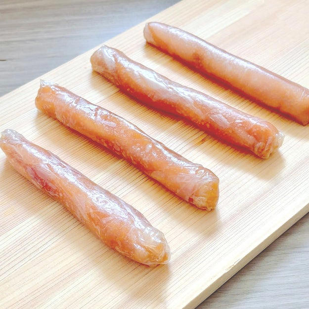 ザクザクライスペーパーチキン, 作り方：① ボウルにスティック状に切った鶏むね肉と【A】を入れて10分置く。, ② ライスペーパーをさっと水でぬらし、水気を切った①をのせて巻く。同様に残りも巻き、全部で4本作ったら一口大に切る。, ③ フライパンにサラダ油を引いて中火に熱する。片栗粉をまぶした②を入れてカリッとするまで焼いたら、完成！, 鶏むね肉、焼いただけなのにザックザク！！