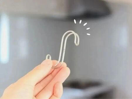 1.フックに輪ゴムをひっかける, 2.後ろのフックの間に輪ゴムを通す, 3.輪ゴムを前にひっぱる, 4.フックに輪ゴムをかけて完成！