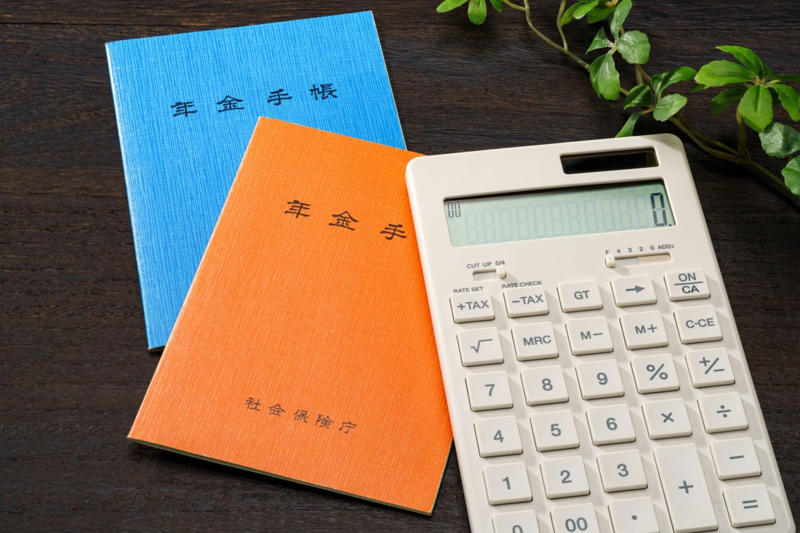 おさらいしよう！ 日本の公的年金制度「2階建て」の仕組み, 1階部分：国民年金（基礎年金）, 2階部分：厚生年金, 【最新データ】厚生年金と国民年金、平均受給額は月にいくら？, 厚生年金：平均年金月額はいくら？, 国民年金：平均年金月額はいくら？, 厚生年金＋国民年金「ひと月20万円以上のラインに届く人」はどれほどいるのか, 厚生年金：受給額ごとの人数, 年金だけでは足りない？ データで見る高齢者世帯の「リアルな所得構成」, 高齢者世帯の平均所得金額, 公的年金という「ベース」に、自分なりの上乗せを