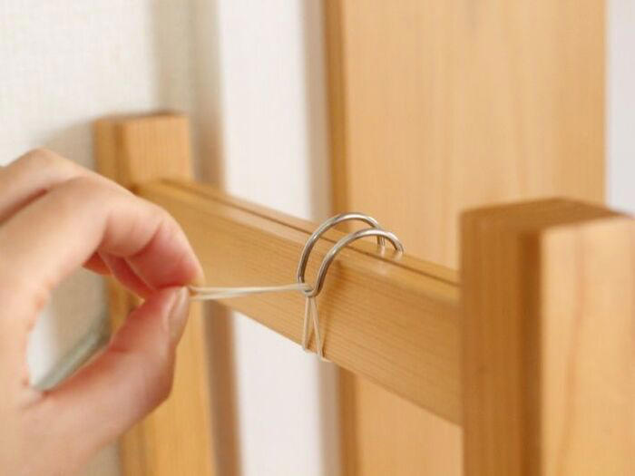 1.フックに輪ゴムをひっかける, 2.後ろのフックの間に輪ゴムを通す, 3.輪ゴムを前にひっぱる, 4.フックに輪ゴムをかけて完成！