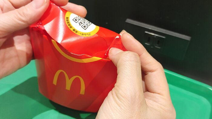 袋いらず！ポテトを持ち帰る方法, ケースの左右を内側に折る, 丸い部分をフタのように折り込む, 逆さまにしてもこぼれません♪, Mサイズポテトでもやってみたけれど…