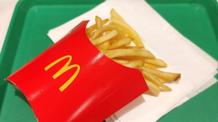 袋いらず！ポテトを持ち帰る方法, ケースの左右を内側に折る, 丸い部分をフタのように折り込む, 逆さまにしてもこぼれません♪, Mサイズポテトでもやってみたけれど…