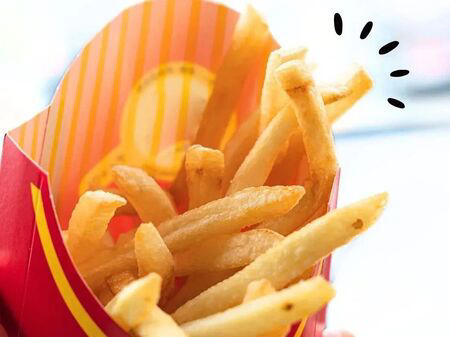袋いらず！ポテトを持ち帰る方法, ケースの左右を内側に折る, 丸い部分をフタのように折り込む, 逆さまにしてもこぼれません♪, Mサイズポテトでもやってみたけれど…