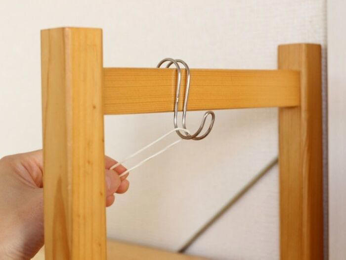 1.フックに輪ゴムをひっかける, 2.後ろのフックの間に輪ゴムを通す, 3.輪ゴムを前にひっぱる, 4.フックに輪ゴムをかけて完成！