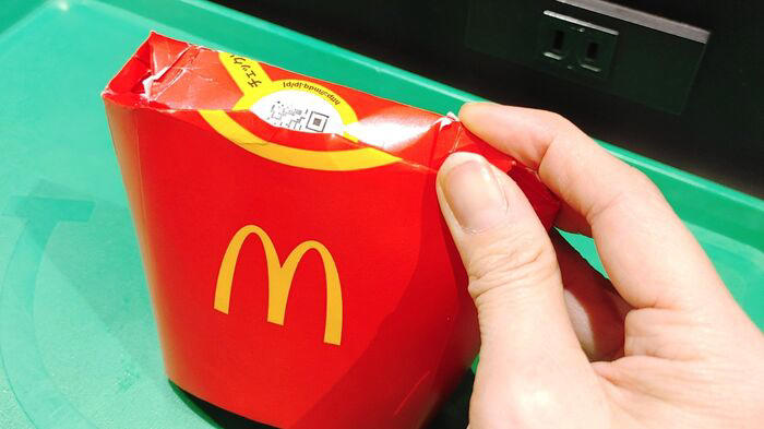袋いらず！ポテトを持ち帰る方法, ケースの左右を内側に折る, 丸い部分をフタのように折り込む, 逆さまにしてもこぼれません♪, Mサイズポテトでもやってみたけれど…