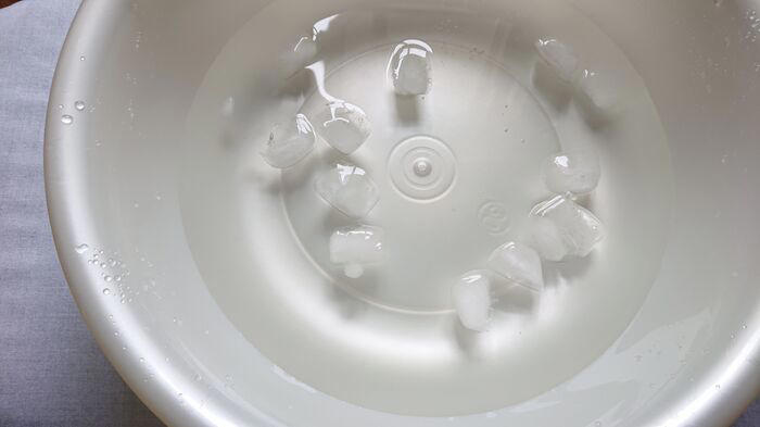 1. 洗面器に氷水を用意する, 2. 氷水にTシャツの首元をひたす, 3. 首元をやさしく押して水気をしぼる, 4. 縦方向にアイロンをかける, 6. 乾いたらできあがり！ 