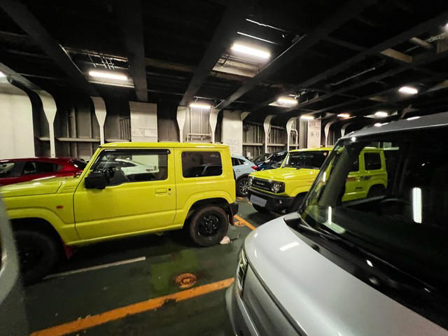「なんで横にわざわざw」お遍路先の駐車場で起きた“事件”, “幸せの黄色いジムニー”再び翌日はフェリーで横並び＆縦並びに, 「同じ車を並べたくなる人が多いのは意外でした」, 「燃費は悪いし揺れる。でもメチャ楽しい」