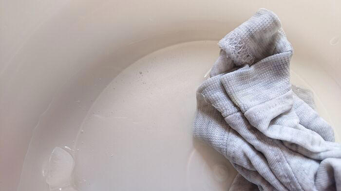 1. 洗面器に氷水を用意する, 2. 氷水にTシャツの首元をひたす, 3. 首元をやさしく押して水気をしぼる, 4. 縦方向にアイロンをかける, 6. 乾いたらできあがり！ 