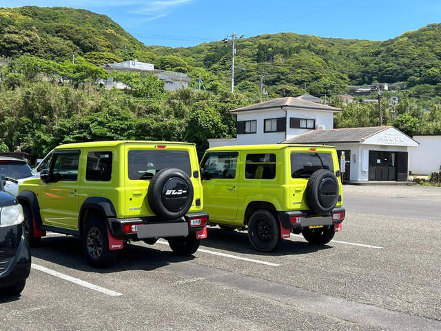「なんで横にわざわざw」お遍路先の駐車場で起きた“事件”, “幸せの黄色いジムニー”再び翌日はフェリーで横並び＆縦並びに, 「同じ車を並べたくなる人が多いのは意外でした」, 「燃費は悪いし揺れる。でもメチャ楽しい」