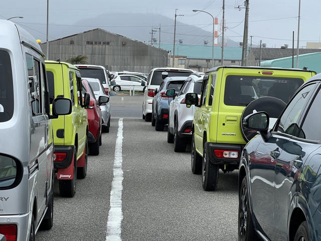 「なんで横にわざわざw」お遍路先の駐車場で起きた“事件”, “幸せの黄色いジムニー”再び翌日はフェリーで横並び＆縦並びに, 「同じ車を並べたくなる人が多いのは意外でした」, 「燃費は悪いし揺れる。でもメチャ楽しい」