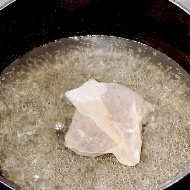 作り方：① 鍋に【A】を入れて火にかけ、沸騰したら弱火で3分程加熱する。, ② ①に【B】を入れて混ぜる。粗熱が取れたら、だしパックを取り出して、完成！, そうめんにかけてみたら想像以上だった, ほかのそうめんレシピも。「新しいそうめんの食べ方」動画をチェック！