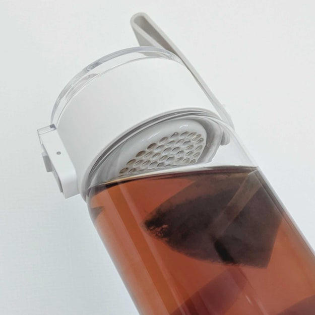 ワンタッチでフタを開けられて便利！, 茶葉や氷を受け止めてくれる、中栓がついている。, サイズはやや大きめで、結露対策が必要。, 水分補給を手軽にできる、万能なボトルでした！