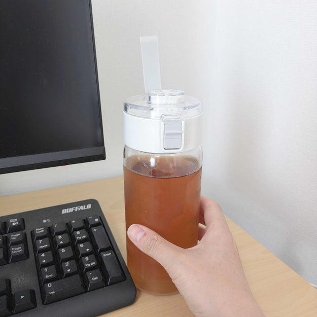 ワンタッチでフタを開けられて便利！, 茶葉や氷を受け止めてくれる、中栓がついている。, サイズはやや大きめで、結露対策が必要。, 水分補給を手軽にできる、万能なボトルでした！