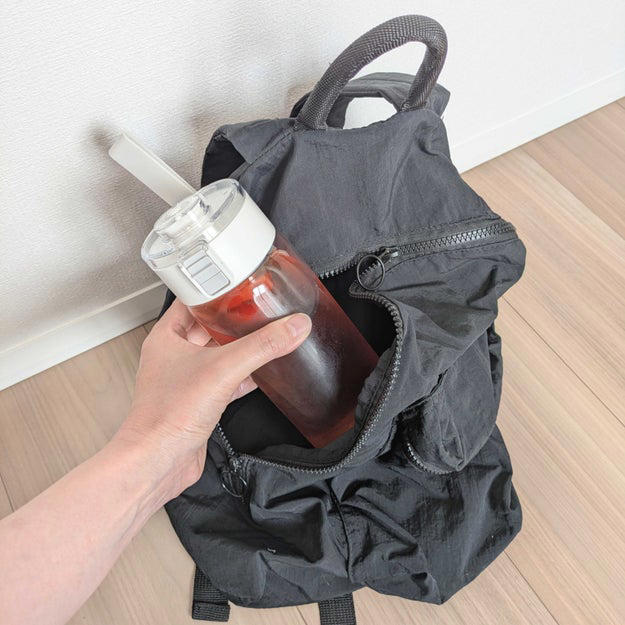 ワンタッチでフタを開けられて便利！, 茶葉や氷を受け止めてくれる、中栓がついている。, サイズはやや大きめで、結露対策が必要。, 水分補給を手軽にできる、万能なボトルでした！