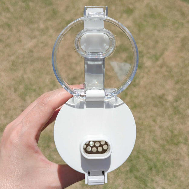 ワンタッチでフタを開けられて便利！, 茶葉や氷を受け止めてくれる、中栓がついている。, サイズはやや大きめで、結露対策が必要。, 水分補給を手軽にできる、万能なボトルでした！