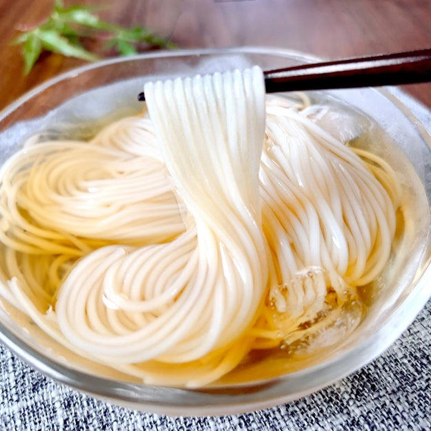作り方：① 鍋に【A】を入れて火にかけ、沸騰したら弱火で3分程加熱する。, ② ①に【B】を入れて混ぜる。粗熱が取れたら、だしパックを取り出して、完成！, そうめんにかけてみたら想像以上だった, ほかのそうめんレシピも。「新しいそうめんの食べ方」動画をチェック！